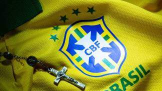Camisa do Brasil com um crucifixo ao lado Madu Oliveira Adobe Stock