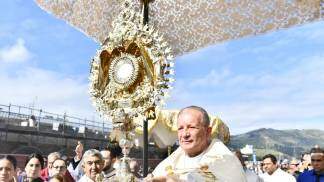 Dom Mário na procissão de Corpus Christi