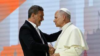 papa leão xiv cumprimenta antonio banderas em viagem pela espanha em 2026