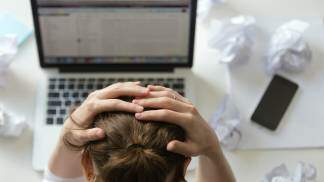 Mulher com problema de saúde mental no trabalho