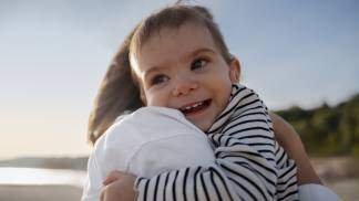 Mãe abraçando o filho bebe