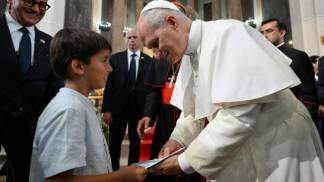 papa leao xiv e o menino renzo em barcelona em viagem apostolica a barcelona em 2026