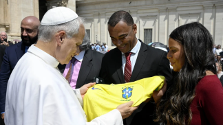 papa leão xiv ganha camisa da seleção brasileira