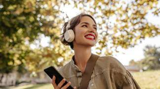 Mulher feliz ouvindo música
