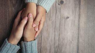 Duas pessoas apertando as mãos como sinal de perdão e reconciliação