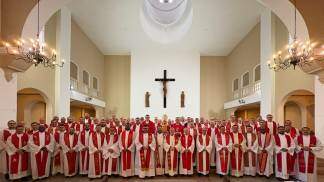 Episcopado paulista reunido e paramentado