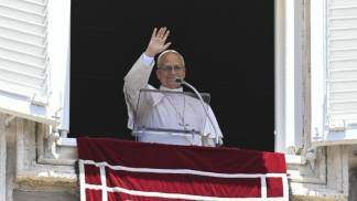papa leao xiv acena da janela durante angelus 2026