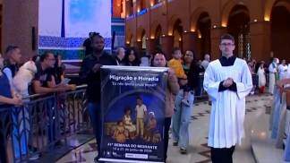 procissão de entrada da missa de abertura da 41ª semana do migrante com cartaz em 2026