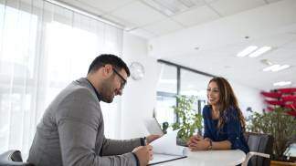Mulher em entrevista de emprego