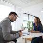Mulher em entrevista de emprego
