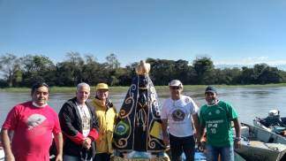 Pescadores com a Imagem da Mãe Aparecida durante Romaria Fluvial