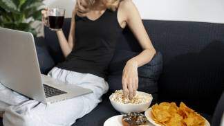 Mulher comendo salgadinhos por ansiedade