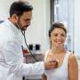 Médico examinando o coração da paciente