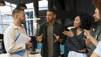 Várias pessoas conversando em um ambiente corporativo