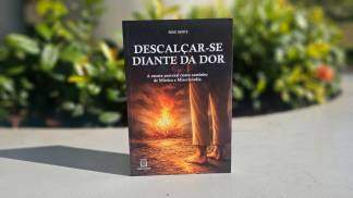 livro Descalçar-se diante da dor da Editora Santuário