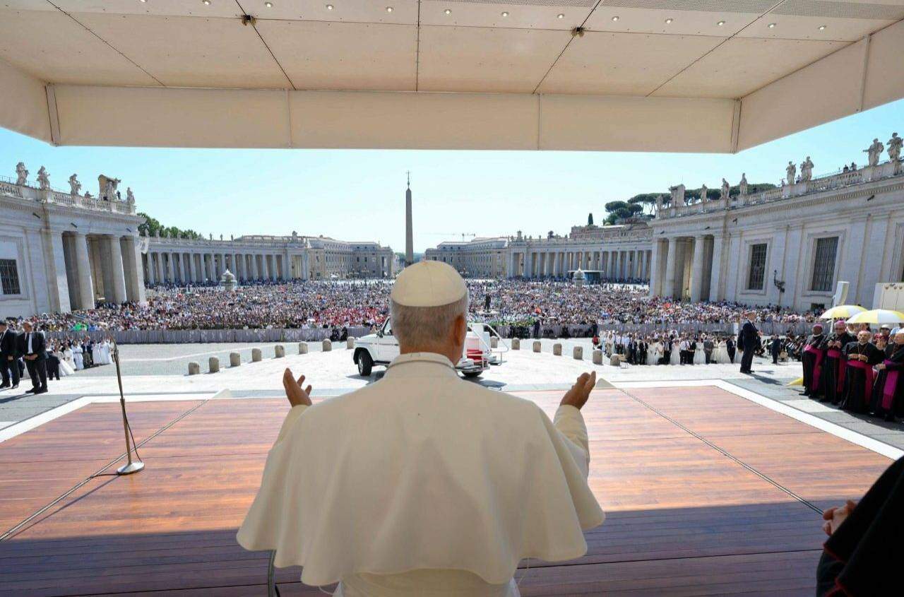 Papa: anunciar a paz, a unidade e a esperança a uma humanidade ferida