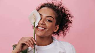 Mulher com uma flor sob os olhos