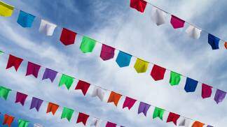 Céu com bandeirinhas de festa junina