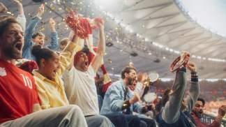 torcedores reagindo a uma partida de futebol