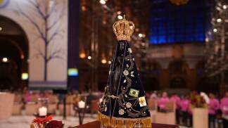 Nossa Senhora Aparecida no Altar Central com rosas vermelhas