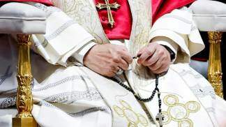 papa leão xiv segurando um terço nas mãos
