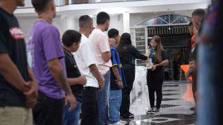 jovens reunidos em oração acolhem imagem de Nossa Senhora
