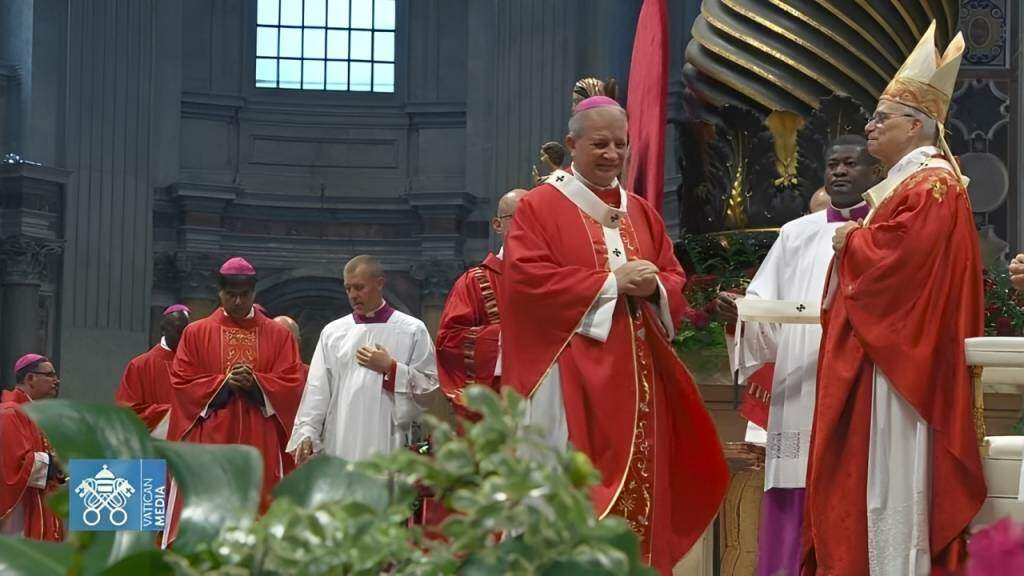 Em Roma, Dom Mário recebe o pálio das mãos do Papa Leão XIV