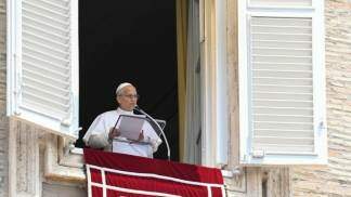 Papa na janela rezando o Angelus