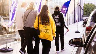 família caminhando em direção à entrada da expocatólica