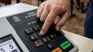 homem utilizando urna eletrônica
