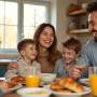Família sorrindo tomando café da manhã na mesa