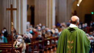 Padre homilia na missa 