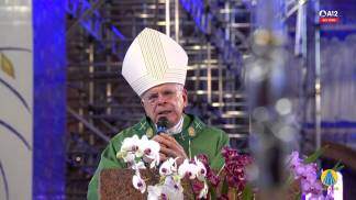 Dom Majella, missionário redentorista, presidindo a Santa Missa no Altar Central
