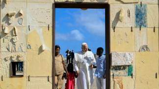 Papa segurando a mão de duas crianças ao lado da mãe delas