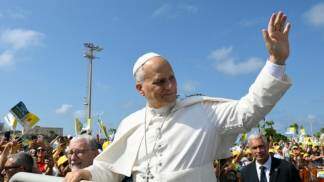 Papa Leão no Papa Móvel