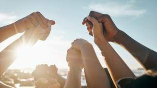 Amigos com as mãos dadas em um gesto de solidariedade 