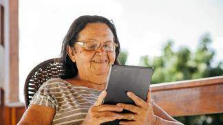 mulher idosa usando o tablet
