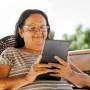 mulher idosa usando o tablet