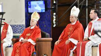 Dom Orlando e Dom Mário lado a lado no Altar Central