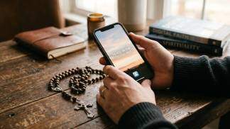 Pessoa com aplicativo religioso para oração e meditação