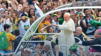Papa Francisco acena para jovens na JMJ de 2013 no Brasil 