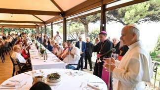 papa leão xiv almoça com população vulnerável