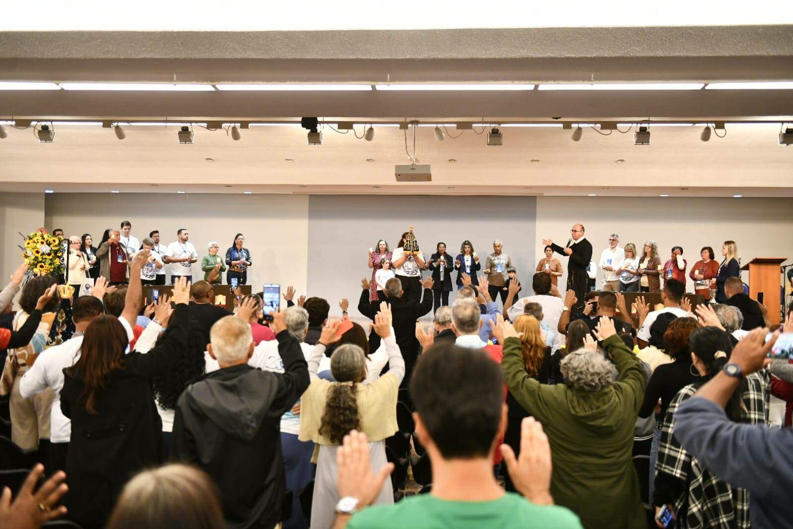Representantes celebram os 27 anos da Família dos Devotos