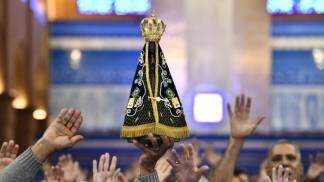 devoto com a imagem de nossa senhora aparecida na missa altar central