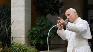 papa leão xiv aponta para a frente durante discurso ao microfone