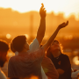 Amigos celebrando no por do sol