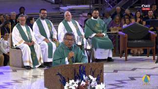 Padre Pascifal José  celebrando no Altar Central