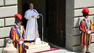 papa leão xiv reza o angelus em castel gandolfo