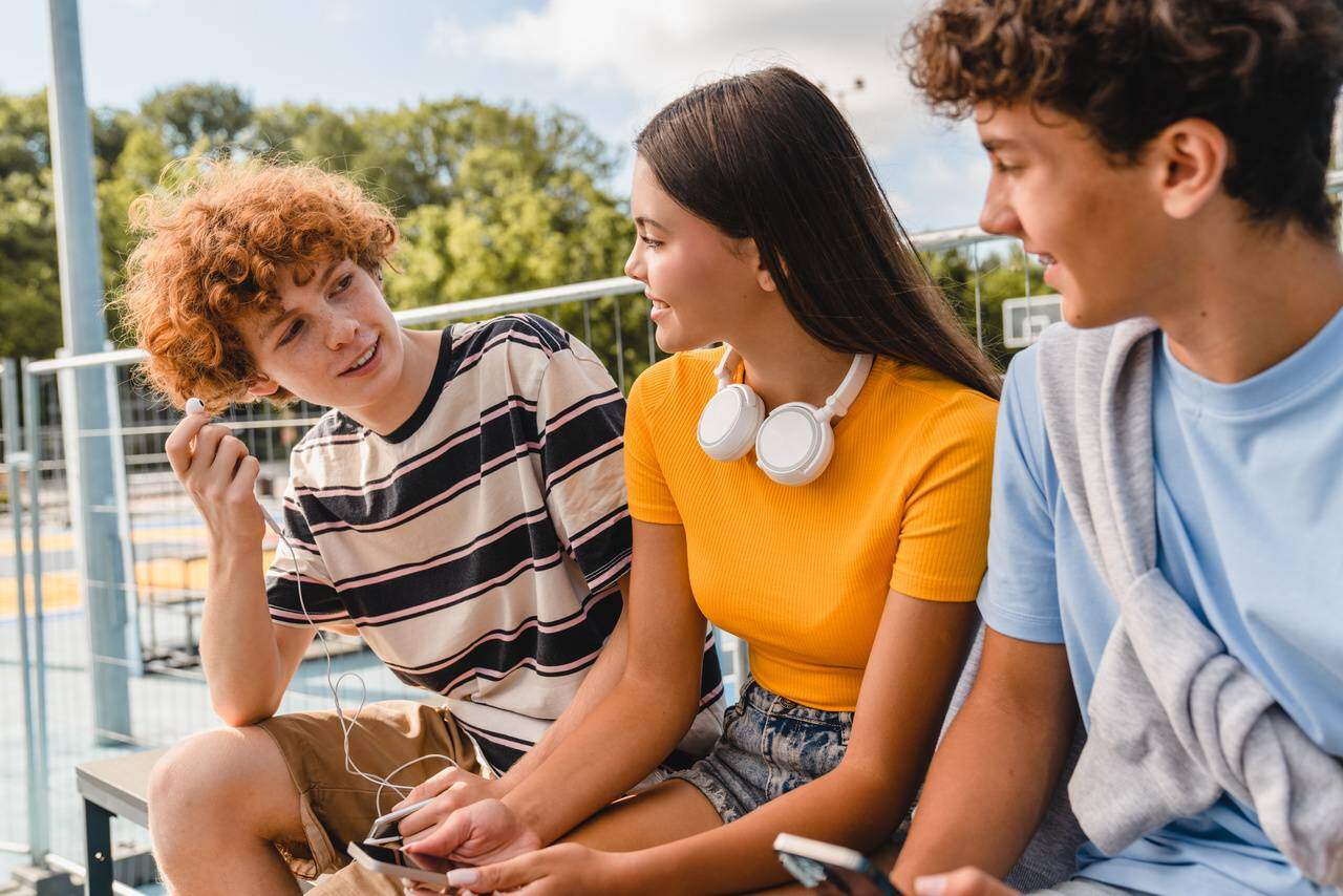 Grupo de amigos reunidos escutando música