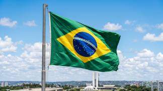 bandeira do brasil diante do horizonte da cidade de Brasília